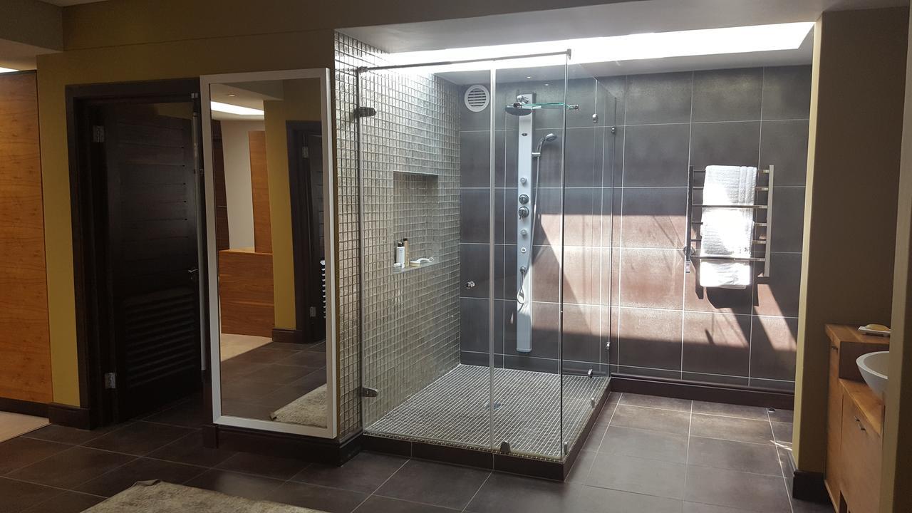 Tredenham Boutique Hotel Bloemfontein Exterior foto A shower with a fixed shower head